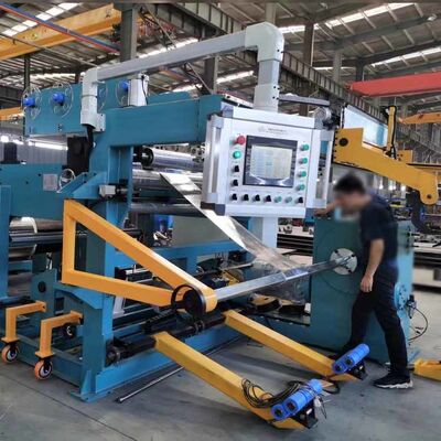 Machine d'enroulement de feuille de transformateur avec une puissance d'enroulement de 22 kW, une plage de vitesse de 0 à 18 tr/min et 2 ensembles d'unité d'ébavurage pour un enroulement de précision